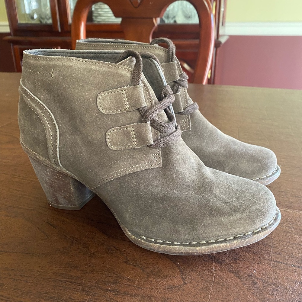 Women’s Clark’s Carleta Lyon khaki suede shoes